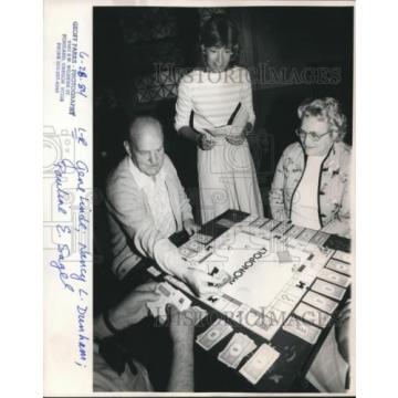 1984 Press Photo Gene Linde, Nancy L Dunham and Pauline E Sagel play monopoly